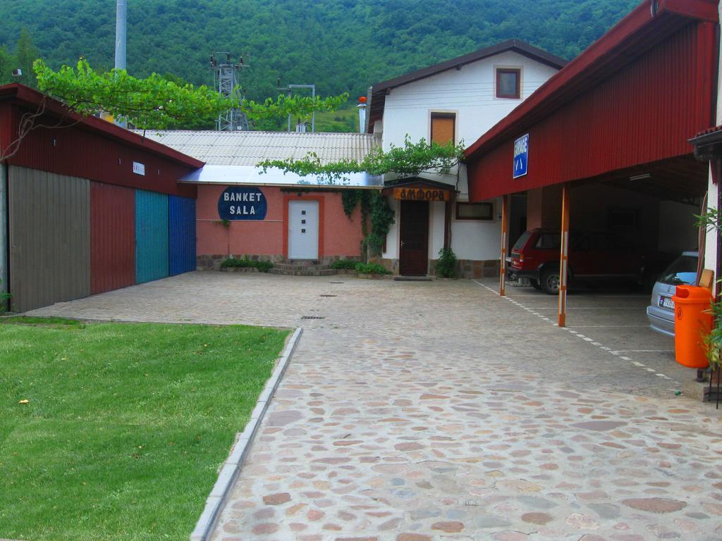 Amfora Rooms Caribrod Dimitrovgrad Buitenkant foto